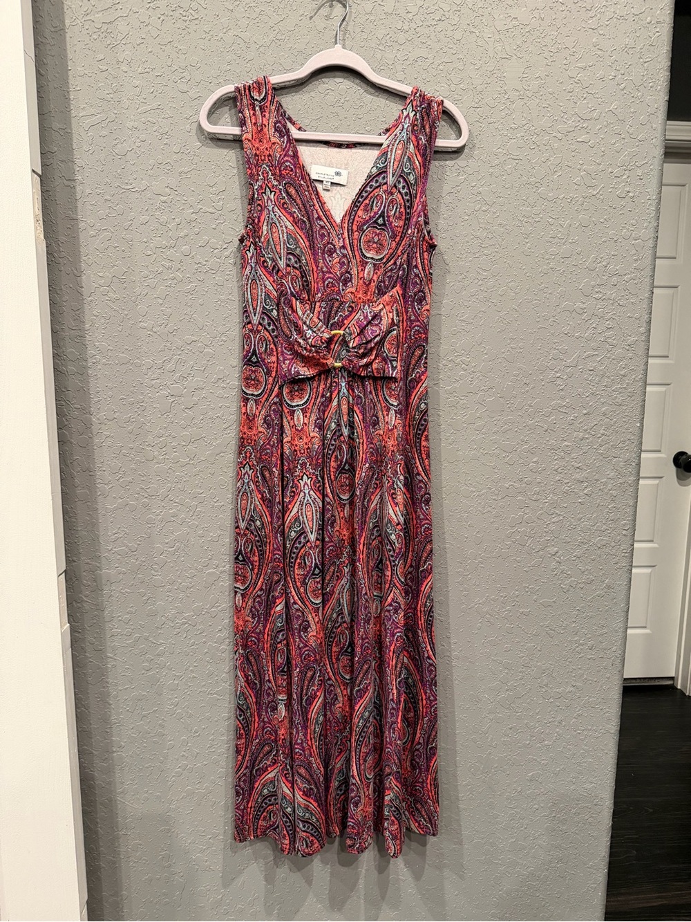Liz Lange sleeveless v-neck maxi dress in Paisley print